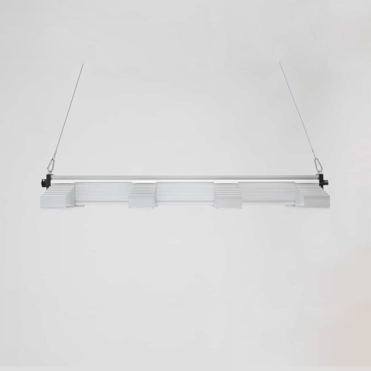 LED Beleuchtung für Pflanzen. Growing Lampe von der Marke SANlight, Modell EVO 4 100 1.5 265 Watt. Das Produkt hat vier Leisten mit integrierten LEDs. Es befindet sich auf einem hellen, einfarbigen Hintergrund.