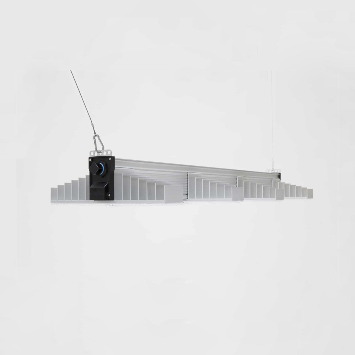 LED Beleuchtung für Pflanzen. Growing Lampe von der Marke SANlight, Modell EVO 4 120 1.5 265 Watt. Das Produkt hat vier Leisten mit integrierten LEDs. Es befindet sich auf einem hellen, einfarbigen Hintergrund.