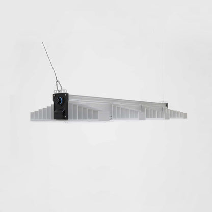 LED Beleuchtung für Pflanzen. Growing Lampe von der Marke SANlight, Modell EVO 4 120 1.5 265 Watt. Das Produkt hat vier Leisten mit integrierten LEDs. Es befindet sich auf einem hellen, einfarbigen Hintergrund.