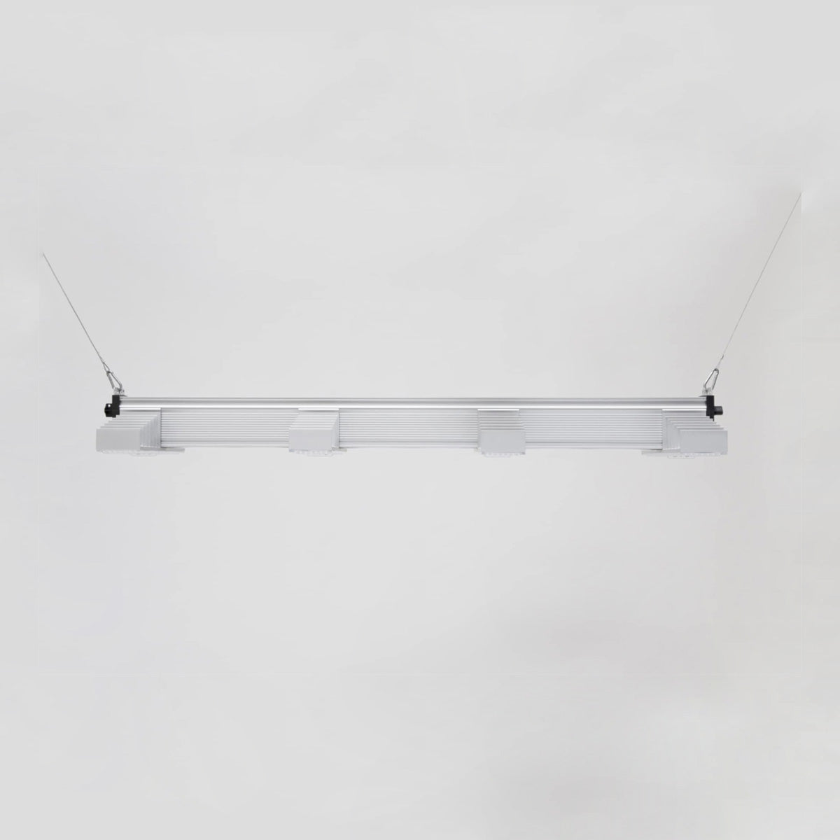 LED Beleuchtung für Pflanzen. Growing Lampe von der Marke SANlight, Modell EVO 4 120 1.5 265 Watt. Das Produkt hat vier Leisten mit integrierten LEDs. Es befindet sich auf einem hellen, einfarbigen Hintergrund.