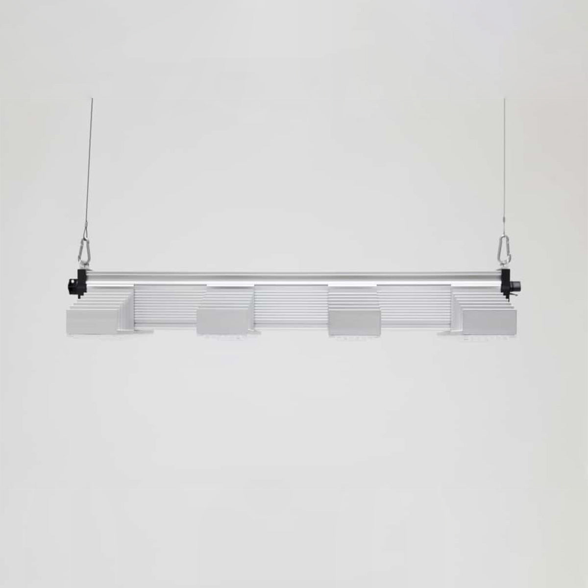 LED Beleuchtung für Pflanzen. Growing Lampe von der Marke SANlight, Modell EVO 4 80 1.5 265 Watt. Das Produkt hat vier Leisten mit integrierten LEDs. Es befindet sich auf einem hellen, einfarbigen Hintergrund.