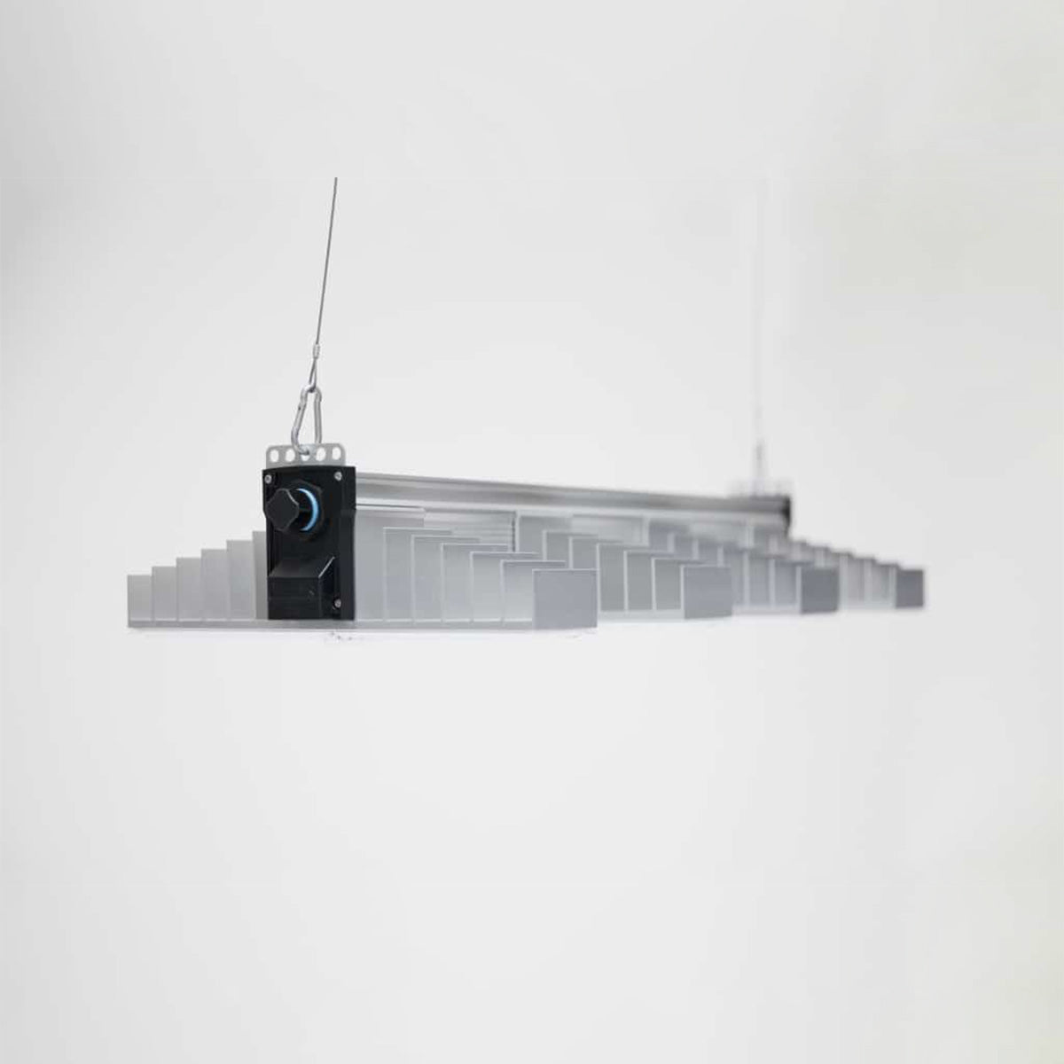 LED Beleuchtung für Pflanzen. Growing Lampe von der Marke SANlight, Modell EVO 4 80 1.5 265 Watt. Das Produkt hat vier Leisten mit integrierten LEDs. Es befindet sich auf einem hellen, einfarbigen Hintergrund.