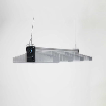 LED Beleuchtung für Pflanzen. Growing Lampe von der Marke SANlight, Modell EVO 4 80 1.5 265 Watt. Das Produkt hat vier Leisten mit integrierten LEDs. Es befindet sich auf einem hellen, einfarbigen Hintergrund.