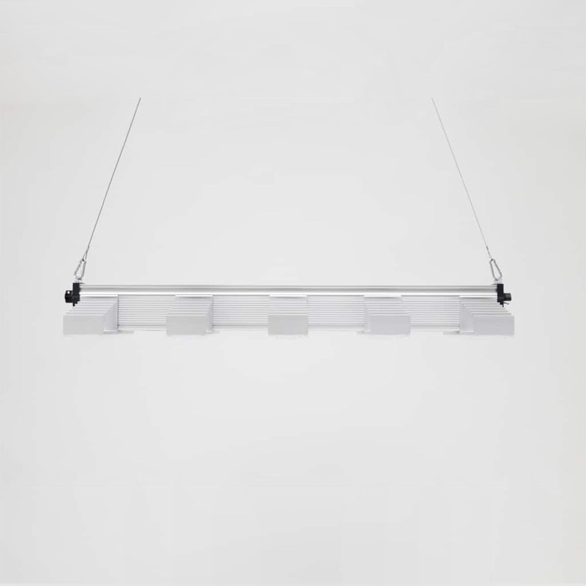 LED Beleuchtung für Pflanzen. Growing Lampe von der Marke SANlight, Modell EVO 5 100 1.5 340 Watt. Das Produkt hat fünf Leisten mit integrierten LEDs. Es befindet sich auf einem hellen, einfarbigen Hintergrund.