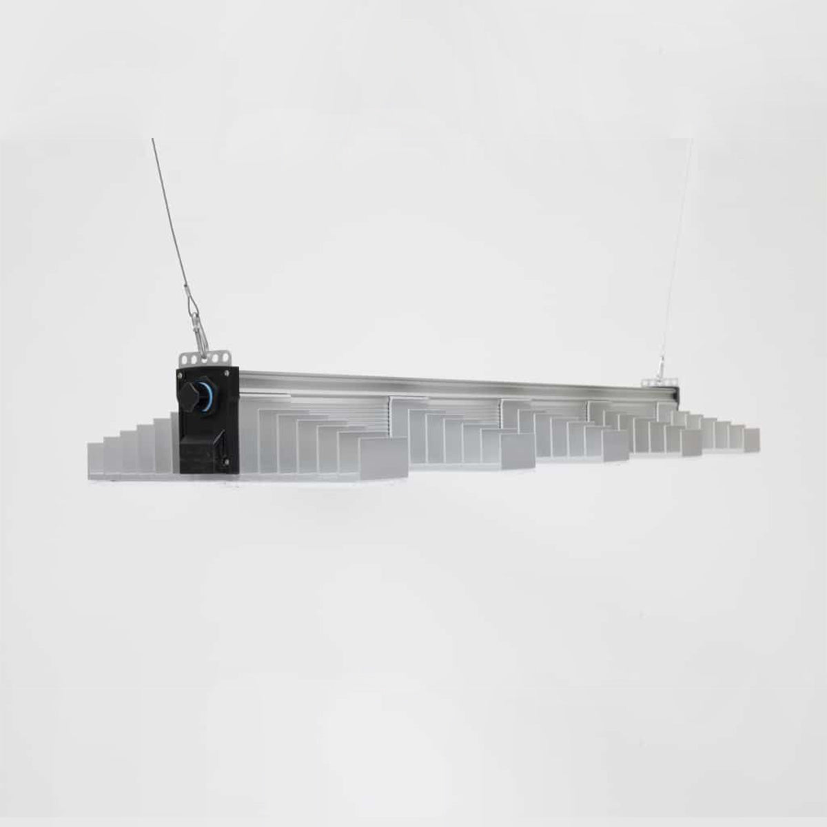 LED Beleuchtung für Pflanzen. Growing Lampe von der Marke SANlight, Modell EVO 5 100 1.5 340 Watt. Das Produkt hat fünf Leisten mit integrierten LEDs. Es befindet sich auf einem hellen, einfarbigen Hintergrund.