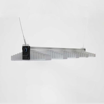 LED Beleuchtung für Pflanzen. Growing Lampe von der Marke SANlight, Modell EVO 5 100 1.5 340 Watt. Das Produkt hat fünf Leisten mit integrierten LEDs. Es befindet sich auf einem hellen, einfarbigen Hintergrund.