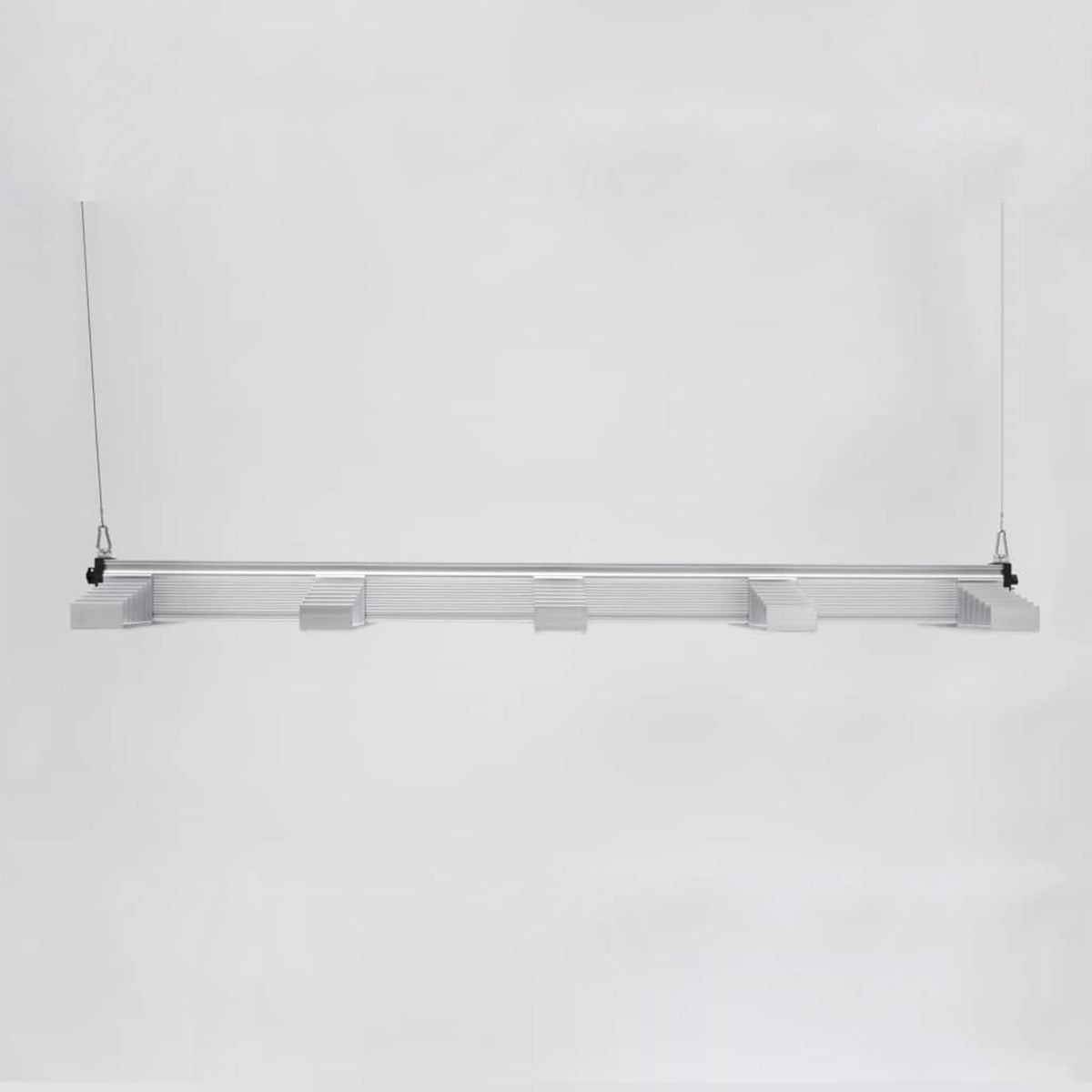 LED Beleuchtung für Pflanzen. Growing Lampe von der Marke SANlight, Modell EVO 5 150 1.5 340 Watt. Das Produkt hat fünf Leisten mit integrierten LEDs. Es befindet sich auf einem hellen, einfarbigen Hintergrund.