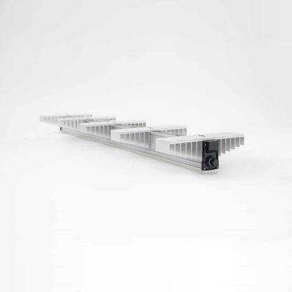 LED Beleuchtung für Pflanzen. Growing Lampe von der Marke SANlight, Modell EVO 5 150 1.5 340 Watt. Das Produkt hat fünf Leisten mit integrierten LEDs. Es befindet sich auf einem hellen, einfarbigen Hintergrund.