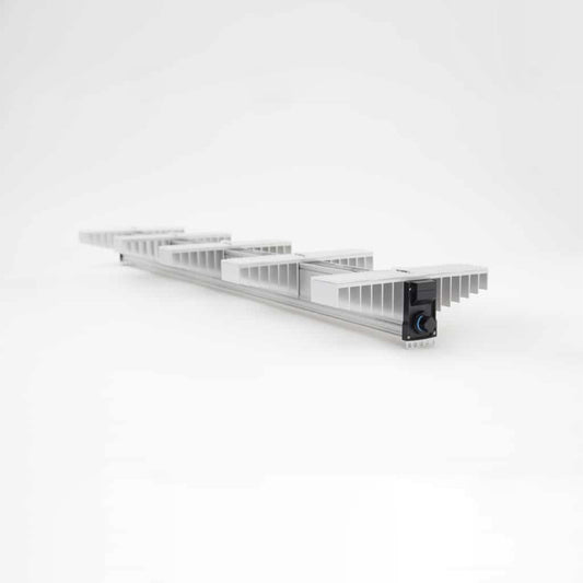 LED Beleuchtung für Pflanzen. Growing Lampe von der Marke SANlight, Modell EVO 5 150 1.5 340 Watt. Das Produkt hat fünf Leisten mit integrierten LEDs. Es befindet sich auf einem hellen, einfarbigen Hintergrund.