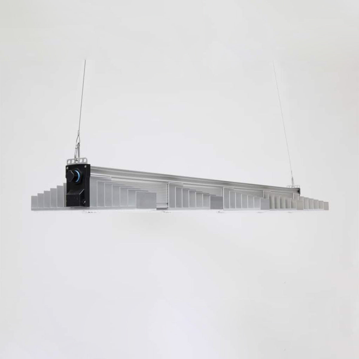 LED Beleuchtung für Pflanzen. Growing Lampe von der Marke SANlight, Modell EVO 5 150 1.5 340 Watt. Das Produkt hat fünf Leisten mit integrierten LEDs. Es befindet sich auf einem hellen, einfarbigen Hintergrund.