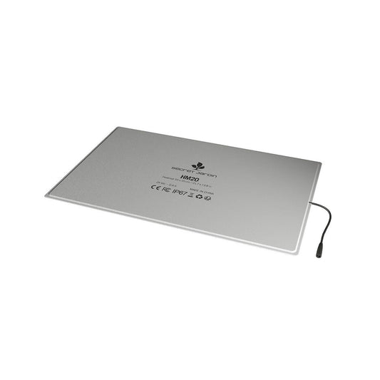 Heizmatte von der Marke Secret Jarding in der Größe 55 mal 35 Zentimeter, in der Farbe silbergrau, mit einem schwarzen Kabel auf einem weißen Hintergrund.