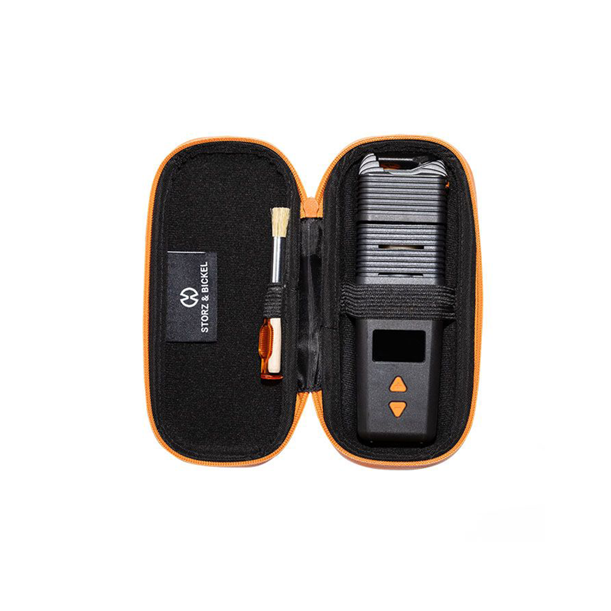 Hartschalenhülle mit Reißverschluss in der Farbe schwarz und mit orangenen Rändern von der Marke Storz und Bickel. Die Hülle ist offen und zur Veranschaulichung liegt ein Vaporizer mit Zubehör in der Hülle.