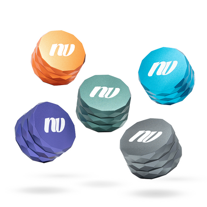 Fünf Grinder der Marke NV in verschiedenen Farben