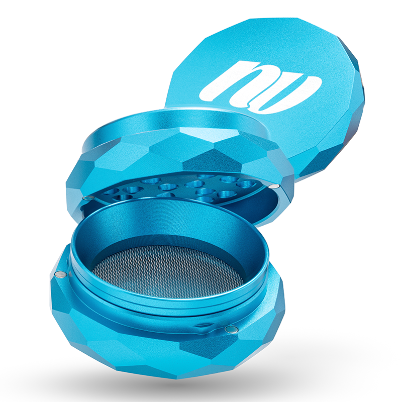 NV Grinder Pyramid Magnet in der Farbe Sky Blue. Der Grinder ist in seine Einzelteile zerlegt.
